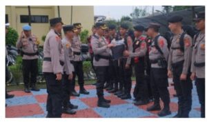 Kapolres Subang AKBP Ariek Indra Sentanu SH S.I.K MH. Melakukan Pengecekan Personil Pengamanan TPS Menjelang Pemilu 2024.