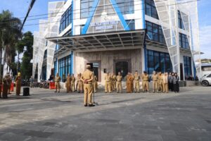 Pimpin Apel Pagi di DPMPTSP, Penjabat Bupati Garut Tekankan Pelayanan Cepat dan Tepat