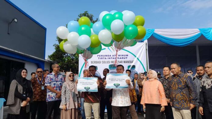 IMG-20240301-WA0025 Pj Bupati Garut Dukungan Penuh Produk Lokal Garut:Perumda Tirta Intan Luncurkan Air Minum Dalam Kemasan