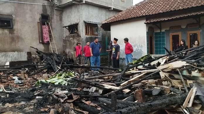 IMG-20240328-WA0079 Anggota DPRD Garut Yudha Puja Turnawan bersama Sekjen PDIP Berikan Bantuan Pada Korban Kebakaran di Dayeuhmanggung Cilawu