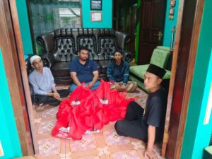Anggota DPRD Garut Yudha Puja Turnawan bersama Sekjen PDIP
Berikan Bantuan Pada Korban Kebakaran di Dayeuhmanggung Cilawu