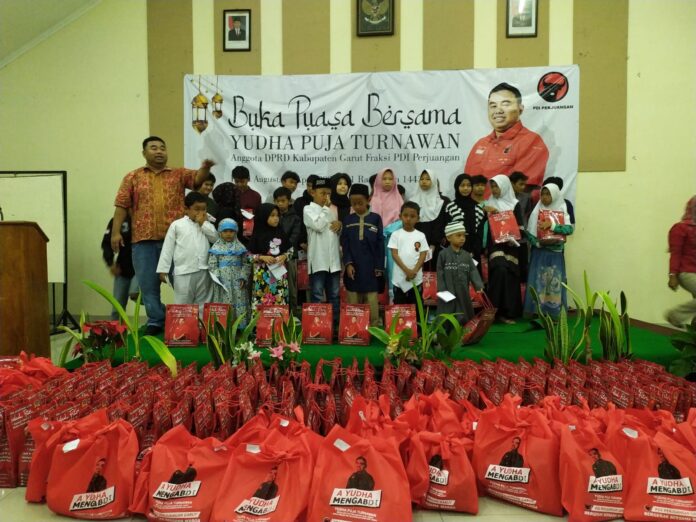 Anggota DPRD Garut Yudha Puja Turnawan menggelar bukber dengan anak yatim dan kader partai PDIP