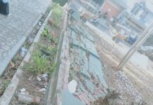 Jeritan histeris, robohnya dinding tembok/pagar pembatas jalan masuk ke Gedung PGRI Kecamatan Karangpawitan Kabupaten Garut Provinsi Jawa Barat